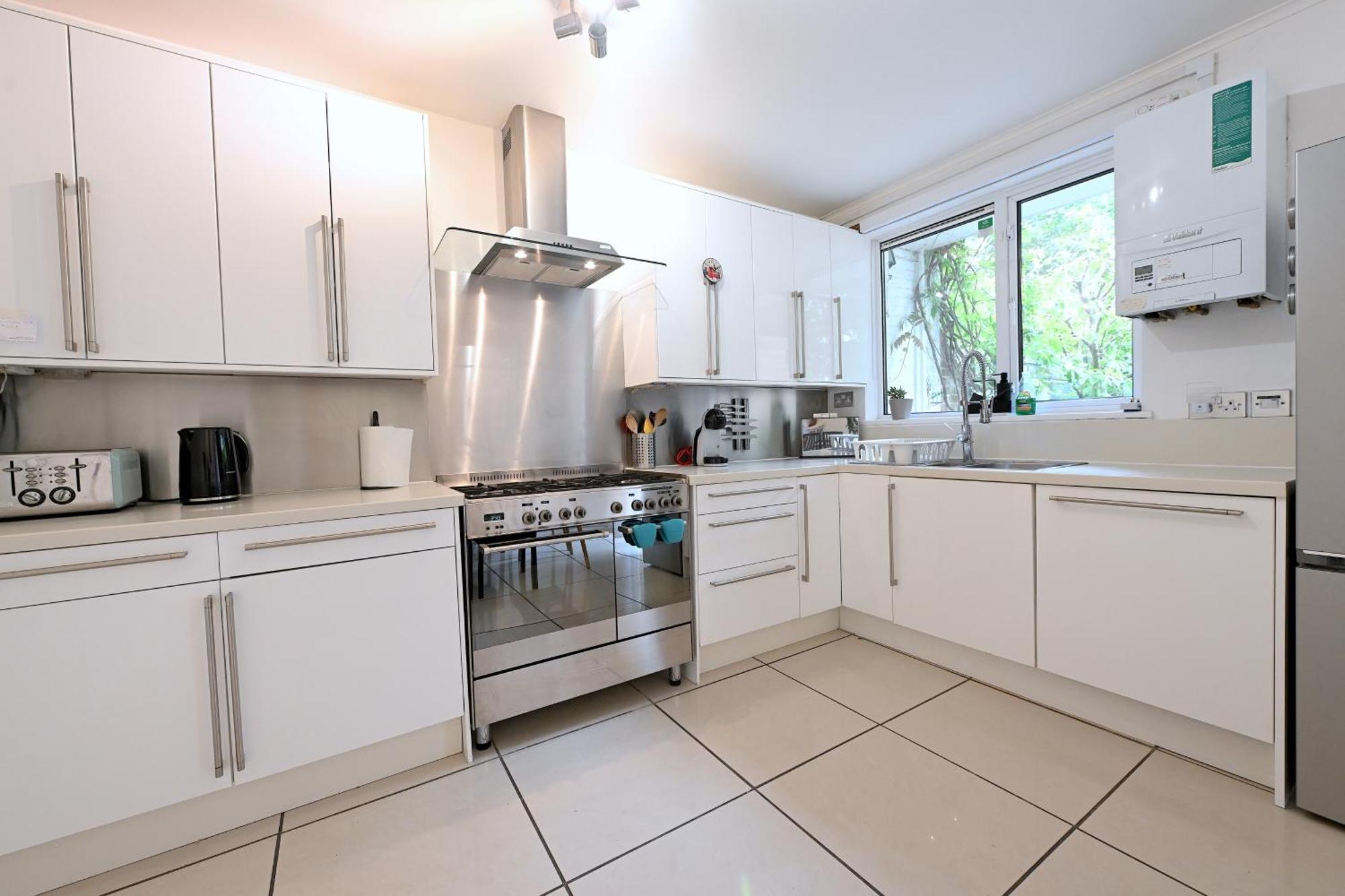 4 Bedroom Patio House Regent'S Park - Parking 伦敦 外观 照片